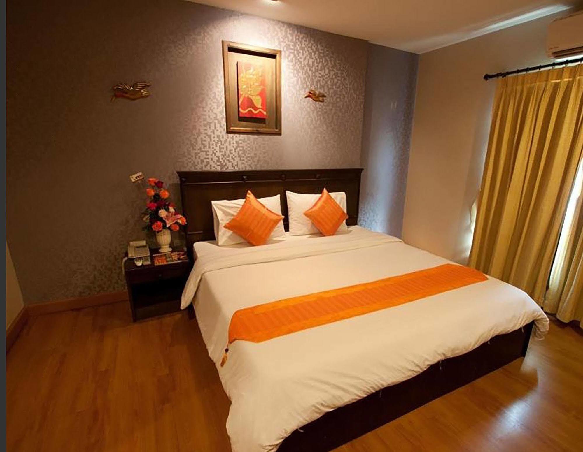 Lanna House Hotel เชียงใหม่ ภายนอก รูปภาพ
